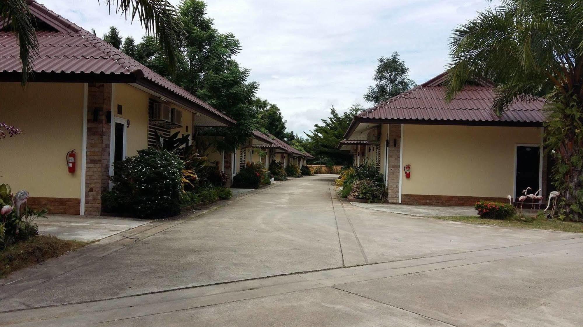 Palm Sweet Resort Chumphon Exterior photo